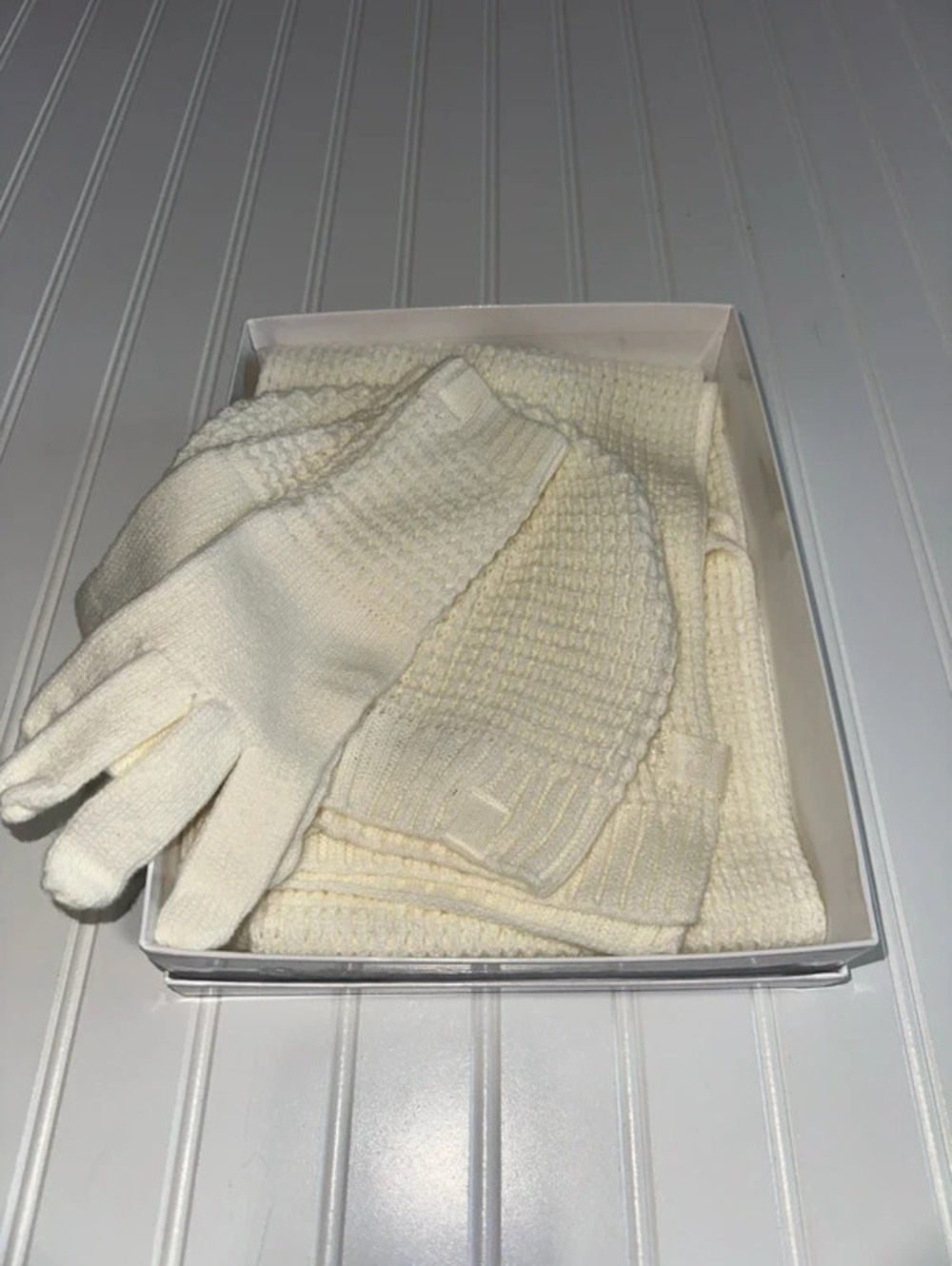 NWT Calvin Klein 3 piece set cream hat gloves and scarf